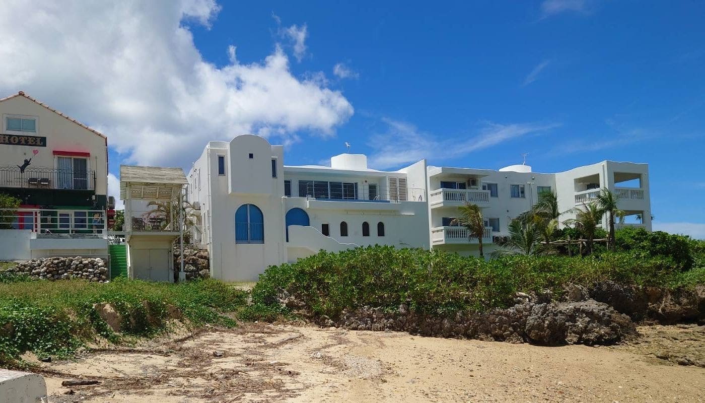 海側から見た外観 真ん中の建物がホテルとなります